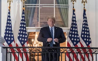 epa08723108 US President Donald J. Trump gestures after returning to the White House, in Washington, DC, USA, 05 October 2020, following several days at Walter Reed National Military Medical Center for treatment for COVID-19.  EPA/KEN CEDENO / POOL