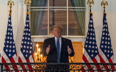 epa08723079 US President Donald J. Trump gestures after returning to the White House, in Washington, DC, USA, 05 October 2020, following several days at Walter Reed National Military Medical Center for treatment for COVID-19.  EPA/KEN CEDENO / POOL