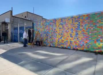 Trump, a Brooklyn innalzato il muro delle bugie, il video in timelapse