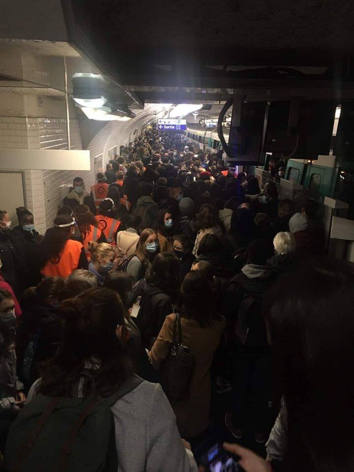 La metro di Parigi affollata alla fermata di Saint Lazare