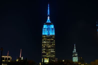 New York, l’Empire State Building diventa blu in onore di John Lennon
