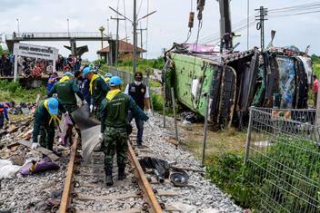 Thailandia, treno travolge corriera: almeno 17 morti