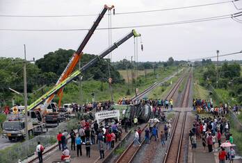 Thailandia, treno travolge corriera: nell'incidente almeno 17 morti