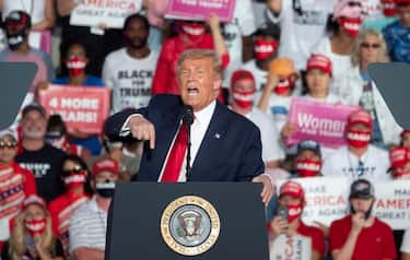 epa08739383 US President Donald J. Trump speaks during his Make America Great Again campaign rally at the Sanford International Airport in Sanford, Florida, USA, 12 October 2020.  EPA/CRISTOBAL HERRERA-ULASHKEVICH