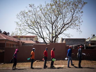epaselect SOUTH AFRICA PANDEMIC CORONAVIRUS LOCKDOWN FOOD INSECURITY epaselect epa08643610 People wait in line during a food handout on day 160 of the national lockdown as a result of Covid-19 Coronavirus, in Johannesburg, South Africa, 03 September 2020. The local Muslim community feeds hundreds daily who are facing food insecurity due to the effects of the lockdown. Food insecurity is one of the main issues facing the country since the start of lockdown. EPA/KIM LUDBROOK
