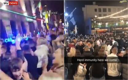 Coronavirus, folla a Liverpool nonostante le nuove restrizioni. VIDEO