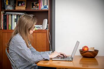 Smart working, Trinity College: più mal di gola e problemi alla voce