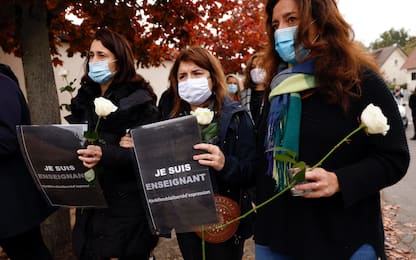 Prof decapitato a Parigi, 11 fermati. Oggi una manifestazione