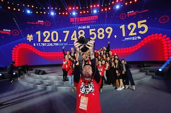 (161112) -- SHENZHEN, Nov. 12, 2016 (Xinhua) -- Staff members celebrate in front of a giant screen displaying total gross merchandise volume (GMV) of Alibaba's online marketplace Tmall for Singles' Day shopping spree in Shenzhen, south China's Guangdong Province. By 0 o'clock on Saturday, the total GMV of Tmall during Singles' Day has exceeded 120.7 billion yuan (about 17.78 billion U.S. dollars).   (Xinhua/Shen Bohan) (zhs) (Photo by Xinhua/Sipa USA) (Xinhua / IPA/Fotogramma, Shenzhen - 2016-11-12) p.s. la foto e' utilizzabile nel rispetto del contesto in cui e' stata scattata, e senza intento diffamatorio del decoro delle persone rappresentate