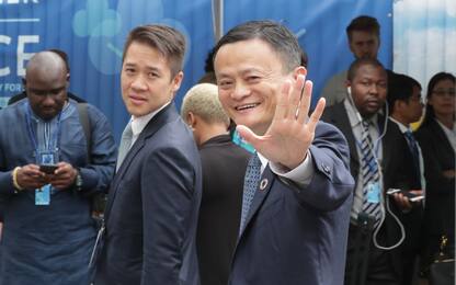 Jack Ma, fondatore Alibaba torna in Cina e fa visita a una scuola