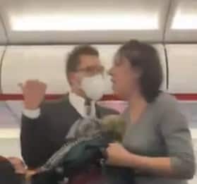 Cacciata dall'aereo perché senza mascherina, tossisce su passeggeri