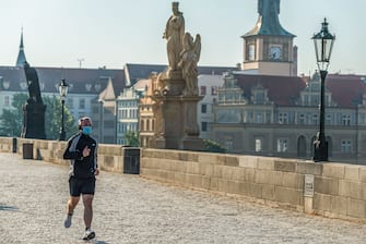 A man is seen running wearing a protective mask on Charles bridge on the first day of the end of the state of emergency.
State of emergency due to the Coronavirus (Covid-19) pandemic, which was declared by the Czech government in the whole territory of the Czech Republic on 12th March has ended. 18th of May is the first day after the State of Emergency officially comes to the end for the people in Czech republic, however wearing of protective face masks on public spaces such as closed indoor restaurants and hotels remains a required by law. (Photo by Tomas Tkacik / SOPA Images/Sipa USA) (Tomas Tkacik / SOPA Images / IPA/Fotogramma, Prague - 2020-05-18) p.s. la foto e' utilizzabile nel rispetto del contesto in cui e' stata scattata, e senza intento diffamatorio del decoro delle persone rappresentate