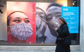 A women walks past a store selling face masks in Central London, UK on Oct 22, 2020. Today Britain's Chancellor of the Exchequer Rishi Sunak announced a new support package for businesses affected by 'high alert level' Tier 2 coronavirus restrictions, including London which includes grants for pubs, bars and restaurants. This comes as Health Secretary Matt Hancock announced that Stoke-on-Trent, Coventry and Slough would move into tier 2 from Saturday in response to rising Covid 19 cases. (Photo by Claire Doherty/Sipa USA) (ClaireDoherty / IPA/Fotogramma, London - 2020-10-22) p.s. la foto e' utilizzabile nel rispetto del contesto in cui e' stata scattata, e senza intento diffamatorio del decoro delle persone rappresentate