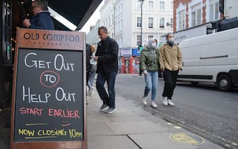 Signage outside a bar advicing customers of a 10pm closing time due to Coronavirus restrictions in Central London, UK on Oct 22, 2020. Today Britain's Chancellor of the Exchequer Rishi Sunak announced a new support package for businesses affected by 'high alert level' Tier 2 coronavirus restrictions, including London which includes grants for pubs, bars and restaurants. This comes as Health Secretary Matt Hancock announced that Stoke-on-Trent, Coventry and Slough would move into tier 2 from Saturday in response to rising Covid 19 cases. (Photo by Claire Doherty/Sipa USA) (ClaireDoherty / IPA/Fotogramma, London - 2020-10-22) p.s. la foto e' utilizzabile nel rispetto del contesto in cui e' stata scattata, e senza intento diffamatorio del decoro delle persone rappresentate