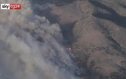 California, incendio sulle colline di Irvine: 60mila evacuati. VIDEO