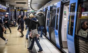 epa08768531 Passengers, commuters board and disembark an underground train at Slussen metro station in Stockholm, Sweden, 23 October 2020.  EPA/HELENA LANDSTEDT SWEDEN OUT