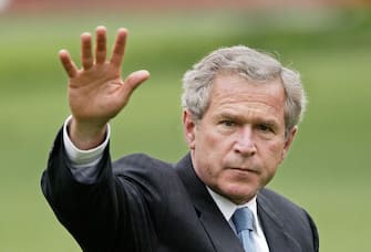 (FILE) A file photograph dated 28 July 2003 showing US President George W. Bush waving as he walks across the South Lawn of the White House in Washington, DC., USA. In his first in-depth interview since US President Donald J. Trumps inauguration, former President George W. Bush voiced his opinion on several issues that have swirled around the Trump presidency. In the interview with TODAY's Matt Lauer the former president expressed strong support for a free and independent press to hold those in power accountable.  ANSA/SHAWN THEW