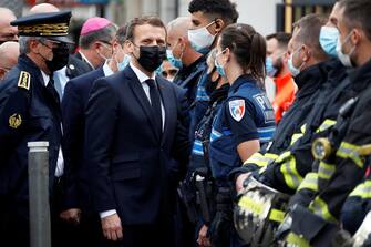 epa08783062 French President Emmanuel Macron (C) visits the scene of a reported knife attack at Notre Dame church in Nice, France, 29 October 2020. According to recent reports, at least three people are reported to have died in what officials treat as a terror attack. The attack comes less than a month after the beheading of a French middle school teacher in Paris on 16 October.  EPA/ERIC GAILLARD / POOL  MAXPPP OUT