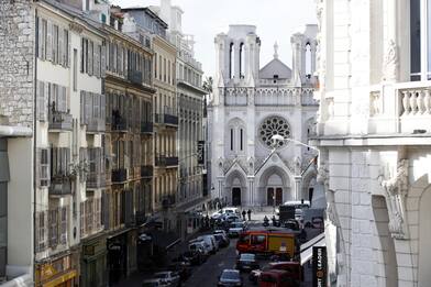 Nizza, attentato nella chiesa di Notre-Dame: tre morti. FOTO