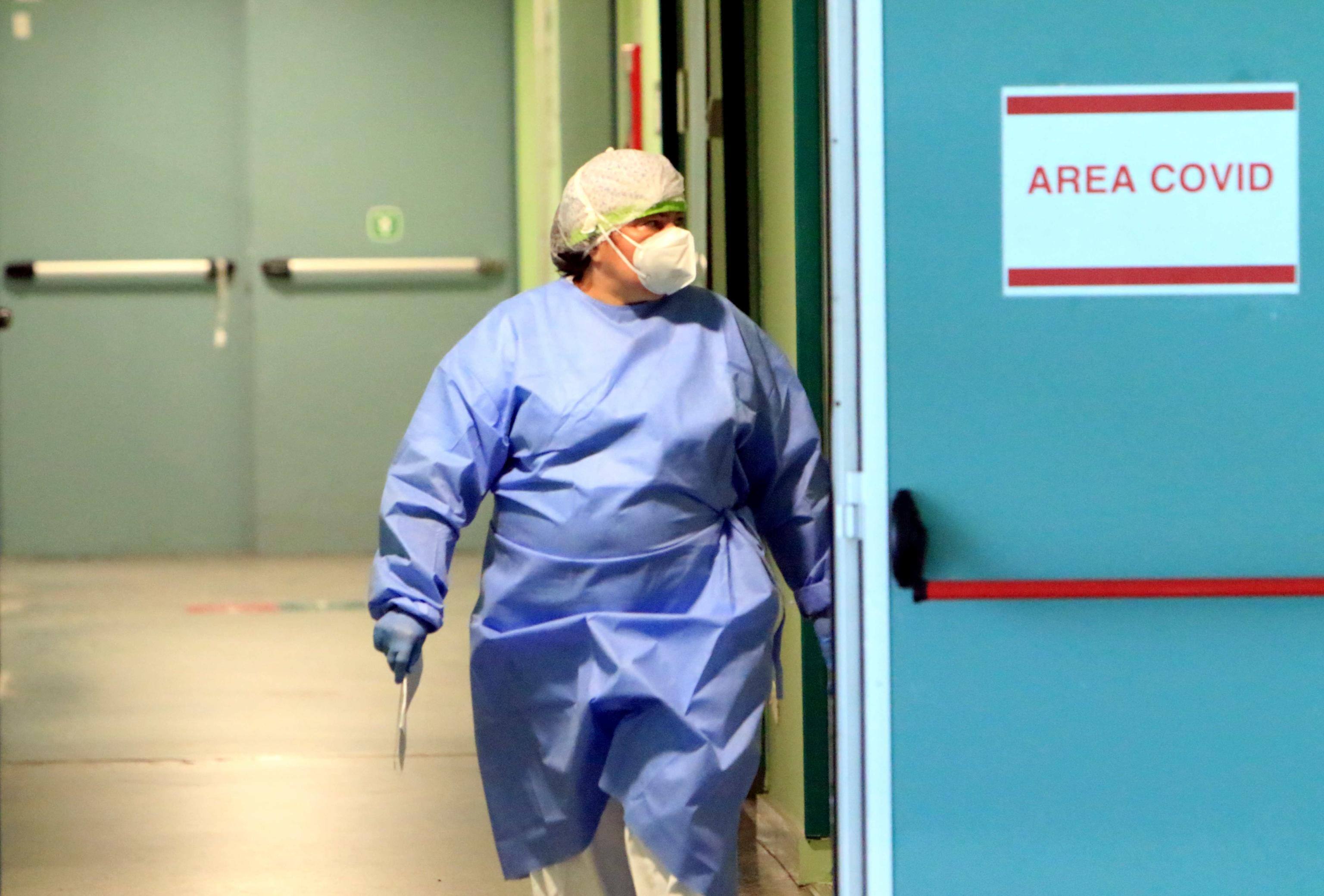 Doctors and nurses wearing protective equipment at work inside the Covid area of the Niguarda hospital's Emergency Room in Milan, Italy, 28 October 2020. ANSA / PAOLO SALMOIRAGO