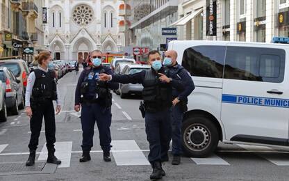 Francia, attentato a Nizza: donna decapitata in chiesa, ultime notizie