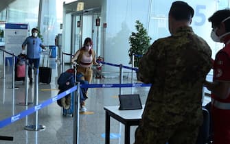 (200603) -- ROME, June 3, 2020 (Xinhua) -- Airport employees check the temperature of passengers at the Fiumicino airport in Rome, Italy, June 3, 2020.
  Italy's active infections of coronavirus fell below 40,000 for the first time since March 20 on Tuesday, just a day before the lifting of movement restrictions between Italian regions, figures of the Civil Protection Department showed.  Starting on Wednesday, Italy will open its borders without restriction to travelers from the other 25 Schengen countries, including the countries with high infection rates. (Photo by Alberto Lingria/Xinhua) -  -//CHINENOUVELLE_XxjpbeE007009_20200604_PEPFN0A001/2006031823/Credit:CHINE NOUVELLE/SIPA/2006031824 (Rome - 2020-06-03, CHINE NOUVELLE/SIPA / IPA) p.s. la foto e' utilizzabile nel rispetto del contesto in cui e' stata scattata, e senza intento diffamatorio del decoro delle persone rappresentate