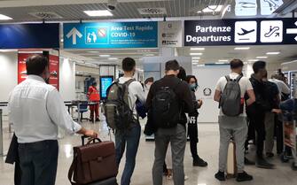 Fila di passeggeri in arrivo all'aeroporto di Fiumicino a Roma Passeggeri in arrivo all'aeroporto di Fiumicino, Roma, in attesa di sottoporsi a test anti-coronavirus