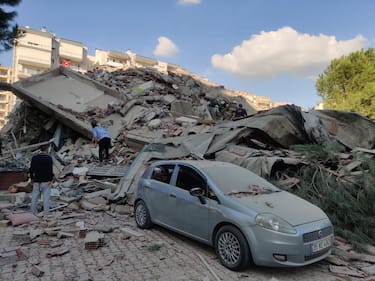 epa08785699 People near a collapsed building after a 7.0 magnitude earthquake in the Aegean Sea in Izmir, Turkey, 30 October 2020. According to Turkish media reports dozens of buildings were destroyed in the earthquake.

TURKEY OUT, USA OUT, UK OUT, CANADA OUT, FRANCE OUT, SWEDEN OUT, IRAQ OUT, JORDAN OUT, KUWAIT OUT, LEBANON OUT, OMAN OUT, QATAR OUT, SAUDI ARABIA OUT, SYRIA OUT, UAE OUT, YEMEN OUT, BAHRAIN OUT, EGYPT OUT, LIBYA OUT, ALGERIA OUT, MOROCCO OUT, TUNISIA OUT, AZERBAIJAN OUT, ALBANIA OUT, BOSNIA HERZEGOVINA OUT, BULGARIA OUT, KOSOVO OUT, CROATIA OUT, MACEDONIA OUT, MONTENEGRO OUT, SERBIA OUT, TURKEY OUT, USA OUT, UK OUT, CANADA OUT, FRANCE OUT, SWEDEN OUT, IRAQ OUT, JORDAN OUT, KUWAIT OUT, LEBANON OUT, OMAN OUT, QATAR OUT, SAUDI ARABIA OUT, SYRIA OUT, UAE OUT, YEMEN OUT, BAHRAIN OUT, EGYPT OUT, LIBYA OUT, ALGERIA OUT, MOROCCO OUT, TUNISIA OUT, AZERBAIJAN OUT, ALBANIA OUT, BOSNIA HERZEGOVINA OUT, BULGARIA OUT, KOSOVO OUT, CROATIA OUT, MACEDONIA OUT, MONTENEGRO OUT, SERBIA OUT,  EPA/Mehmet Emin Menguarslan  SHUTTERSTOCK OUT *** Local Caption *** 54838622