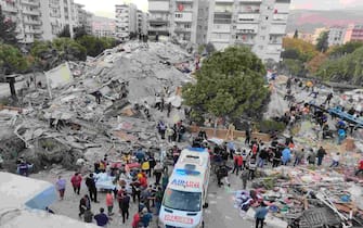 epa08786322 People try to find victims from a collapsed building after a 7.0 magnitude earthquake in the Aegean Sea in Izmir, Turkey, 30 October 2020. According to Turkish media reports dozens of buildings were destroyed in the earthquake.

TURKEY OUT, USA OUT, UK OUT, CANADA OUT, FRANCE OUT, SWEDEN OUT, IRAQ OUT, JORDAN OUT, KUWAIT OUT, LEBANON OUT, OMAN OUT, QATAR OUT, SAUDI ARABIA OUT, SYRIA OUT, UAE OUT, YEMEN OUT, BAHRAIN OUT, EGYPT OUT, LIBYA OUT, ALGERIA OUT, MOROCCO OUT, TUNISIA OUT, AZERBAIJAN OUT, ALBANIA OUT, BOSNIA HERZEGOVINA OUT, BULGARIA OUT, KOSOVO OUT, CROATIA OUT, MACEDONIA OUT, MONTENEGRO OUT, SERBIA OUT, TURKEY OUT, USA OUT, UK OUT, CANADA OUT, FRANCE OUT, SWEDEN OUT, IRAQ OUT, JORDAN OUT, KUWAIT OUT, LEBANON OUT, OMAN OUT, QATAR OUT, SAUDI ARABIA OUT, SYRIA OUT, UAE OUT, YEMEN OUT, BAHRAIN OUT, EGYPT OUT, LIBYA OUT, ALGERIA OUT, MOROCCO OUT, TUNISIA OUT, AZERBAIJAN OUT, ALBANIA OUT, BOSNIA HERZEGOVINA OUT, BULGARIA OUT, KOSOVO OUT, CROATIA OUT, MACEDONIA OUT, MONTENEGRO OUT, SERBIA OUT, EPA/Mehmet Emin Menguarslan SHUTTERSTOCK OUT  EPA-EFE/MEHMET EMIN MENGUARSLAN  SHUTTERSTOCK OUT *** Local Caption *** 54838622