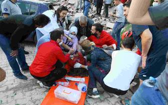 epa08786323 A wounded girl is rescued from a collapsed building after a 7.0 magnitude earthquake in the Aegean Sea in Izmir, Turkey, 30 October 2020. According to Turkish media reports dozens of buildings were destroyed in the earthquake.

TURKEY OUT, USA OUT, UK OUT, CANADA OUT, FRANCE OUT, SWEDEN OUT, IRAQ OUT, JORDAN OUT, KUWAIT OUT, LEBANON OUT, OMAN OUT, QATAR OUT, SAUDI ARABIA OUT, SYRIA OUT, UAE OUT, YEMEN OUT, BAHRAIN OUT, EGYPT OUT, LIBYA OUT, ALGERIA OUT, MOROCCO OUT, TUNISIA OUT, AZERBAIJAN OUT, ALBANIA OUT, BOSNIA HERZEGOVINA OUT, BULGARIA OUT, KOSOVO OUT, CROATIA OUT, MACEDONIA OUT, MONTENEGRO OUT, SERBIA OUT, TURKEY OUT, USA OUT, UK OUT, CANADA OUT, FRANCE OUT, SWEDEN OUT, IRAQ OUT, JORDAN OUT, KUWAIT OUT, LEBANON OUT, OMAN OUT, QATAR OUT, SAUDI ARABIA OUT, SYRIA OUT, UAE OUT, YEMEN OUT, BAHRAIN OUT, EGYPT OUT, LIBYA OUT, ALGERIA OUT, MOROCCO OUT, TUNISIA OUT, AZERBAIJAN OUT, ALBANIA OUT, BOSNIA HERZEGOVINA OUT, BULGARIA OUT, KOSOVO OUT, CROATIA OUT, MACEDONIA OUT, MONTENEGRO OUT, SERBIA OUT, EPA/Mehmet Emin Menguarslan SHUTTERSTOCK OUT  EPA-EFE/MEHMET EMIN MENGUARSLAN  SHUTTERSTOCK OUT *** Local Caption *** 54838622