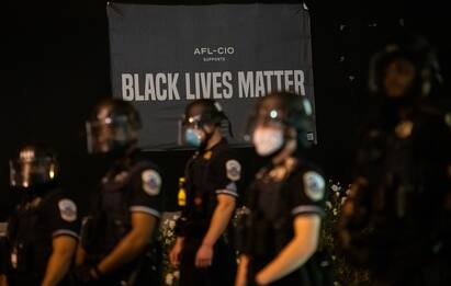 Usa, poliziotti sparano a uomo afroamericano e lo uccidono: proteste