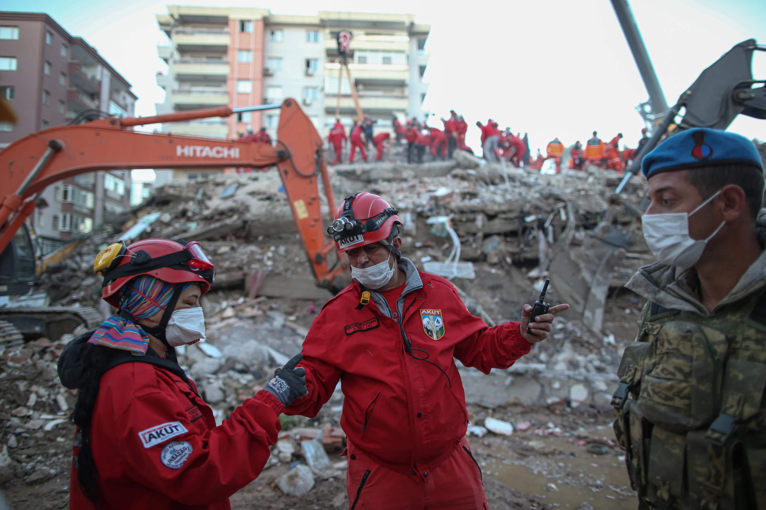 epa08790340 Rescue workers and people search for survivors at the site of a collapsed building after a 7.0 magnitude earthquake, originating in the Aegean Sea, hit the area in Izmir, Turkey, 01 November 2020. According to media reports, at least 49 people have died and more than 800 have been injured during the earthquake.  EPA/ERDEM SAHIN