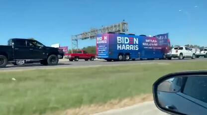 Elezioni Usa 2020, bus di Biden accerchiato dai sostenitori di Trump