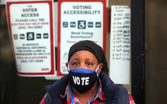 WASHINGTON, D.C., USA - NOVEMBER 3, 2020: A voter wears a face mask outside a polling station on Election Day during the 2020 general elections. The USA elect a president and vice president, 35 Senators, all 435 members of the House of Representatives, 13 governors of 11 states and two US territories, as well as state and local government officials. Incumbent Republican President Donald Trump and Democratic Party nominee Joe Biden are running for president. Yegor Aleyev/TASS/Sipa USA