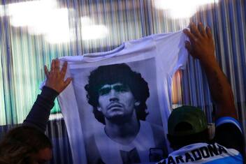 Maradona operato in Argentina, i fan davanti all'ospedale