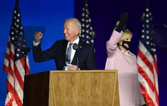 epa08798332 Democratic Candidate and former Vice President Joe Biden (L) speaks as he stands with Dr. Jill Biden (R) at his Election Night event at the Chase Center in Wilmington, Delaware, USA, 03 November 2020. According to reports, Donald Trump won Ohio and Joe Biden won Minnesota, states that each candidate had sought to take from the other but wound up politically unchanged from 2016.  EPA/KEVIN DIETSCH / POOL