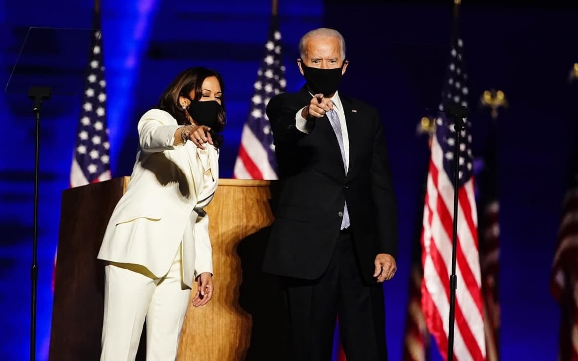 Joe Biden e Kamala Harris sul palco del Chase Center di Wilmington (Delaware)