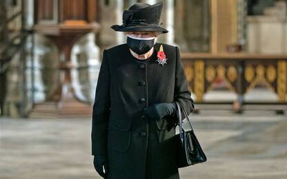 La regina Elisabetta per la prima volta in pubblico con la mascherina