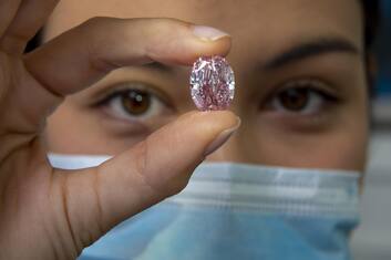 The Spirit of the Rose, le foto del diamante rosa all'asta a Ginevra