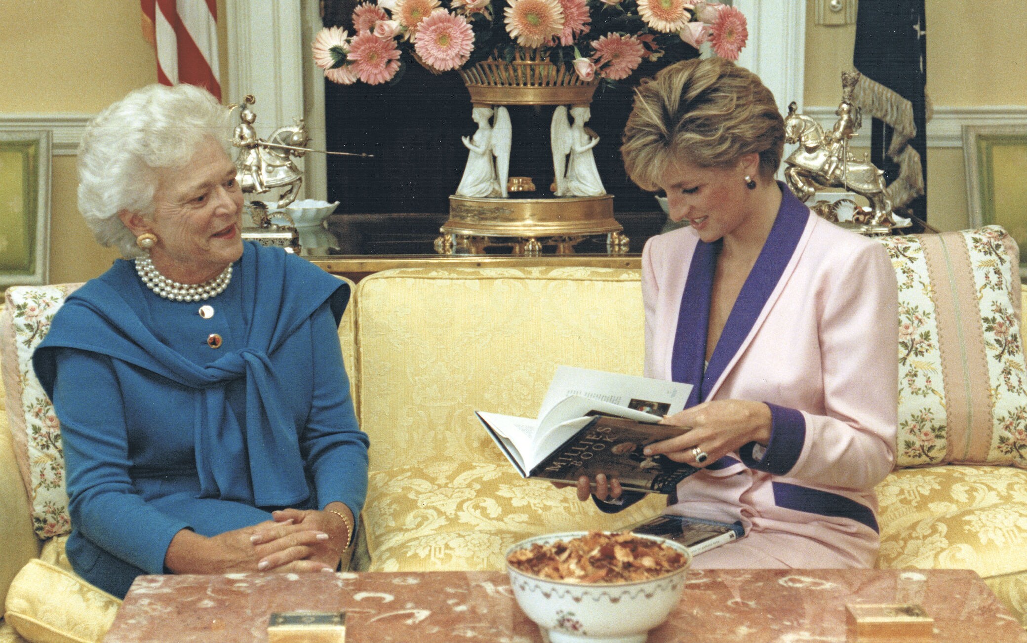 Barbara Bush presenta "Il libro di Millie" a lady Diana Il libro di Millie