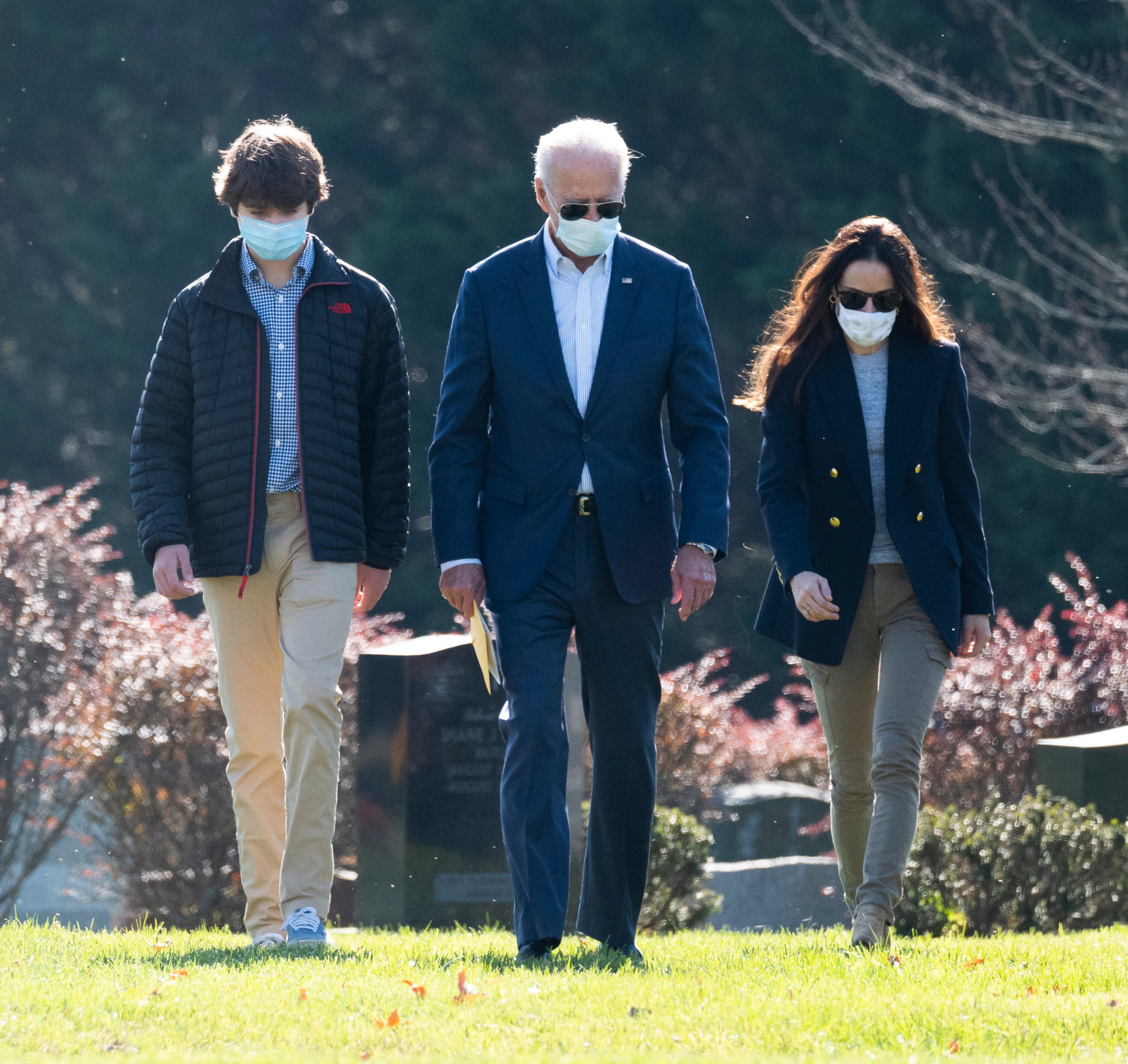 08-11-2020: Wilmington, Il futuro presidente Biden al cimitero per omaggiare i suoi cari: la prima moglie Neilia, la loro figlia Naomi e il figlio Beau November 8, 2020, Wilmington, DELAWARE, U.S: President-elect Joseph R. Biden center walks with his grandson Robert ''Hunter'' Biden left, and daughter Ashley Biden right, to visit his late sonâ ¢â à ¨â à ¢s Beauâ ¢â à ¨â à ¢s grave site after church, service at St. Joseph's on the Brandywine Roman Catholic cemetery In Wilmington, Delaware. (Credit Image: © Brian Branch Price/ZUMA Wire) (Wilmington - 2020-11-08, Brian Branch Price / IPA) p.s. la foto e' utilizzabile nel rispetto del contesto in cui e' stata scattata, e senza intento diffamatorio del decoro delle persone rappresentate
