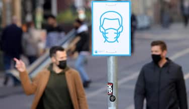epa08811619 A sign 'Face mask obligation' in the city centre of Duesseldorf, Germany, 10 November 2020. On 09 November the Administrative Court of Muenster decided that the general decree of the city of Duesseldorf concerning the obligation to wear masks in the city area is illegal. Throughout Germany, the number of cases of the COVID-19 disease caused by the SARS-CoV-2 coronavirus is rising. EPA/FRIEDEMANN VOGEL
