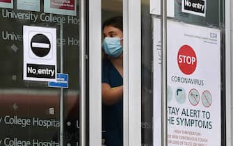 BRITAIN HEALTH CORONAVIRUS LOCKDOWN epa08795234 A NHS staff at UCL hospital in London, Britain, 03 November 2020. The UK government have announced that the UK will begin its second national lockdown from 05 November. This comes as news reports state that COVID-19 related deaths in Britain have increased by forty six percent in less than a week. EPA/ANDY RAIN