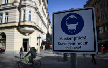 epa08809753 A sign marks the perimeter of a compulsory mask zone in downtown Munich, Germany, 09 November 2020. In its efforts to slow a second wave of infections with the COVID-19 disease caused by the SARS-CoV-2 coronavirus, Germany is imposing a nationwide lockdown.  EPA/PHILIPP GUELLAND