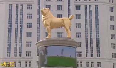 Turkmenistan, il presidente dedica una statua al suo cane preferito