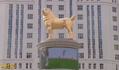 Turkmenistan, il presidente dedica una statua al suo cane preferito