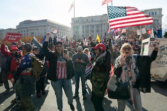 epa08820329 The motorcade carrying US President Donald J. Trump drives through a rally of Trump supporters at Freedom Plaza in Washington, DC, USA, 14 November 2020 while departing the White House en route to an undisclosed location.  EPA/Chris Kleponis / POOL