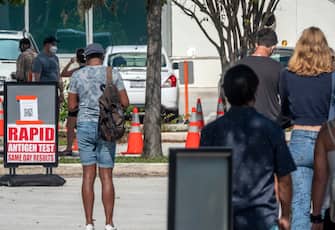 epa08818749 People queue to get the COVID-19 coronavirus walk-up testing service at the Mobile Testing Facility at Miami Beach Convention Center in Miami Beach, Florida, USA, 13 November 2020.  EPA/CRISTOBAL HERRERA-ULASHKEVICH