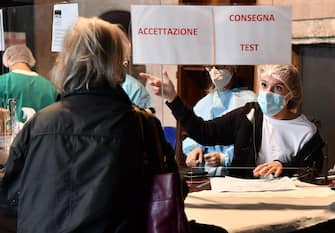 A health worker of Asl 3 (Local Health Company) collects a nose swab sample for a polymerase chain reaction (PCR) test at Siberia Door m one of the historic gates to enter the city of Genoa, in the middle of town, set up for free coronavirus testing facility during the coronavirus disease COVID-19 outbreak, in Genoa, Italy, 13 November 2020. ANSA/LUCA ZENNARO