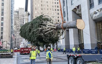 New York, arriva il grande albero di Natale del Rockefeller Center 2020-2021 season 75-foot Rockefeller Center Christmas Norway Spruce Tree from Oneonta installation on the Rockefeller Plaza. Christmas Tree has been donated by Daddy Al (New York - 2020-11-14, Lev Radin/PACIFIC PRESS/SIPA / IPA) p.s. la foto e' utilizzabile nel rispetto del contesto in cui e' stata scattata, e senza intento diffamatorio del decoro delle persone rappresentate